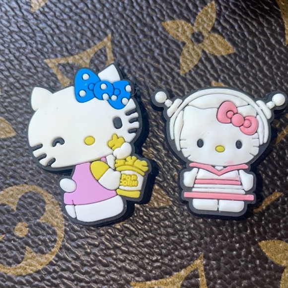 6 hello kitty croc charms - Picture 2 of 7